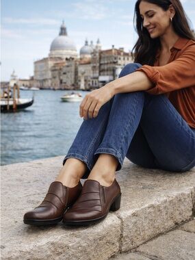 Clarks Brown Leather Slip-On Heeled Loafers Comfort Career Shoe 71/2 M